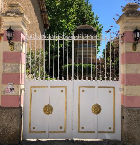 a white gate with a wrought iron fence at chateau Laprade Narbonne in Narbonne