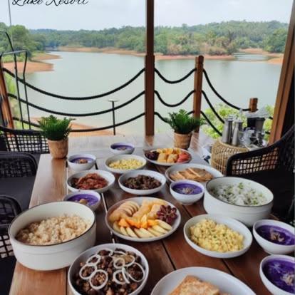 een tafel met veel kommen eten erop bij Sofia's Lake Resort Cavinti in Cavinti