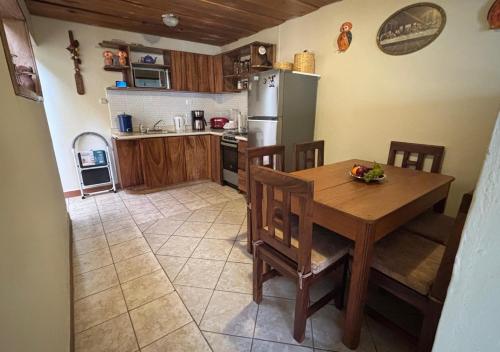 Kuchyň nebo kuchyňský kout v ubytování Casa Familiar Los Gringas