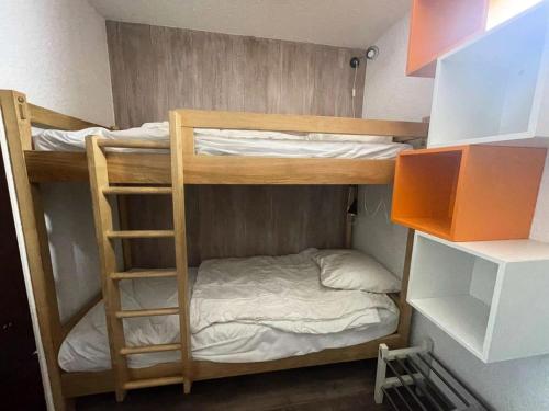 - une chambre avec 2 lits superposés et une échelle dans l'établissement Résidence Cote Brune 2 - Studio cosy et rénové, situé au pied-des-pistes et écoles de ski MAE-5221, à Vénosc