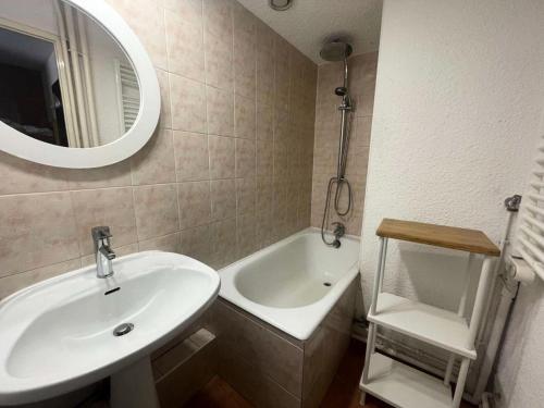 une salle de bain avec un lavabo, une baignoire et un miroir dans l'établissement Résidence Cote Brune 2 - Studio cosy et rénové, situé au pied-des-pistes et écoles de ski MAE-5221, à Vénosc