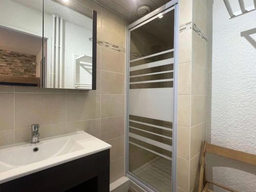 une salle de bain avec un lavabo et une douche dans l'établissement Résidence Cote Brune 3 - Superbe studio rénové au pied des pistes MAE-5661, à Vénosc