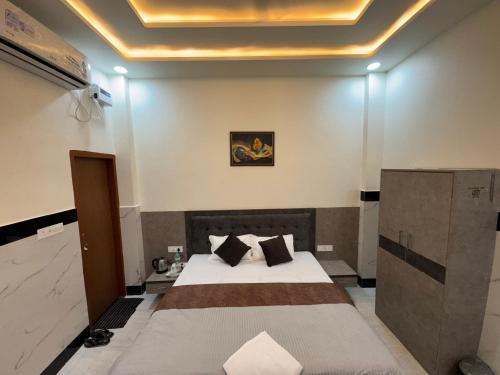 a hotel room with a bed and a ceiling at Satya Nikunj INN in Vrindāvan