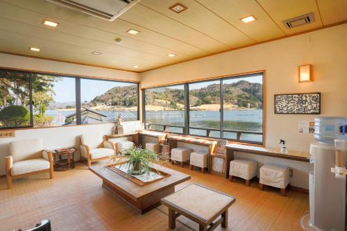 a waiting room with a view of the water at 純和風旅亭 碧翠御苑 in Kyotango