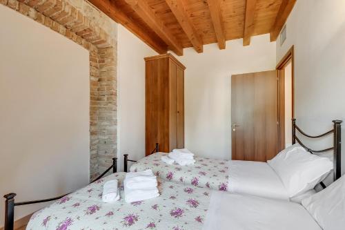 Ένα ή περισσότερα κρεβάτια σε δωμάτιο στο Agriturismo Cascina Crocelle - Lake View and Heated Pool