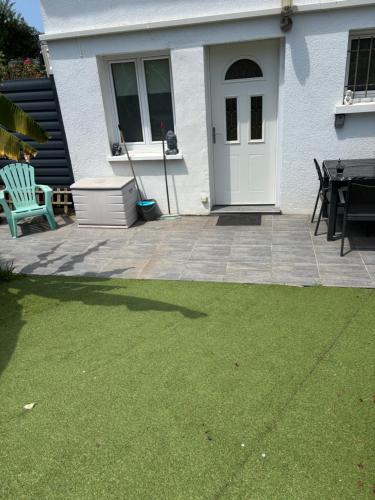 a house with a patio with a table and a door at Appartement 4 personnes proche Landes et Côte Basque in Tarnos