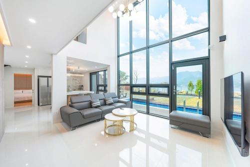 a living room with a couch and a table at Jecheon The Shine Cheongpung in P'ojŏn-ni