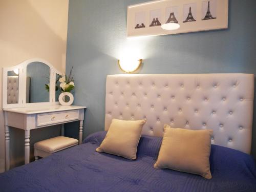 um quarto com uma cama, um lavatório e um espelho em Hôtel Avenir Jonquière em Paris