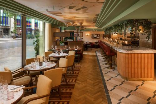 En restaurant eller et andet spisested på The July - London Victoria