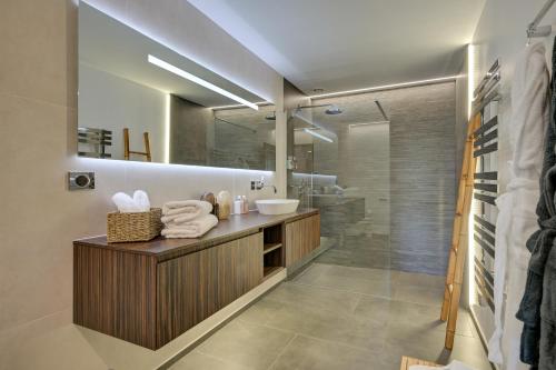 マルモールにあるLa Villa KEF - Domaine & Golf de Pont Royalの洗面台とシャワー付きのバスルーム