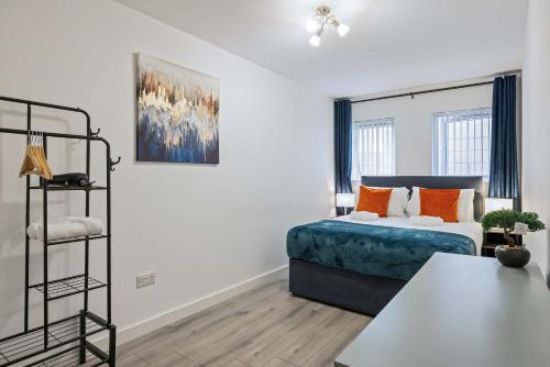 Dormitorio blanco con cama y estante en Airy and Modern 1 BR apartment walk to centre, en Belfast