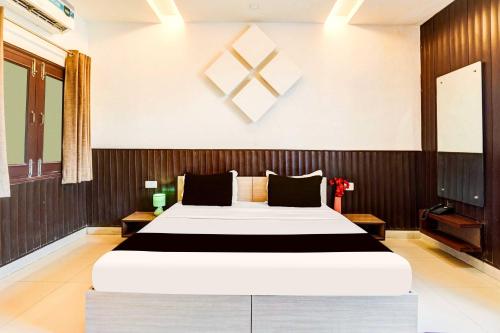 a bedroom with a large bed in a room at Hotel O Civil Lines Rudrapur in Rudrapur