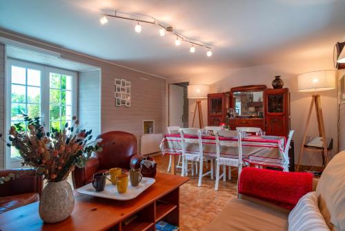 un salon avec une table et des chaises dans l'établissement Ker West, à Carnac