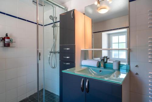 une salle de bain avec un lavabo et une douche dans l'établissement Ker West, à Carnac