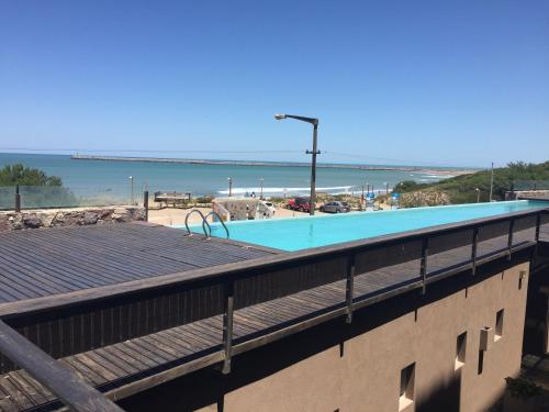 a swimming pool on top of a building with the beach at Pinocho in Puerto Quequén