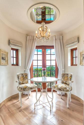 Posezení v ubytování Heinitzburg Boutique Hotel