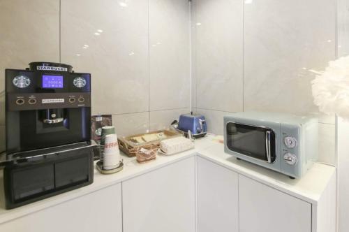 a kitchen with a microwave and a toaster oven at Hotel Yaja Gwangju Mudeungsan branch in Gwangju