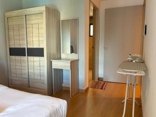 Maya Bay Residences at Gamuda Cove, Next to SplashManiaにあるベッド