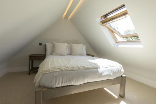 Ένα ή περισσότερα κρεβάτια σε δωμάτιο στο Bell House Oxford - The Chalet