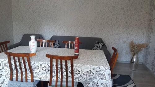 Posezení v ubytování Camera in Casă de la țară lângă Vinăria Purcari Room in House in the village near Purcari Winery