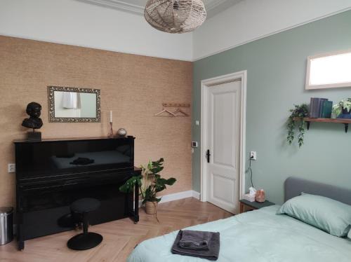 a bedroom with a bed and a television and a mirror at Sfeervolle kamer in historisch Dordrecht vlakbij centraal station in Dordrecht