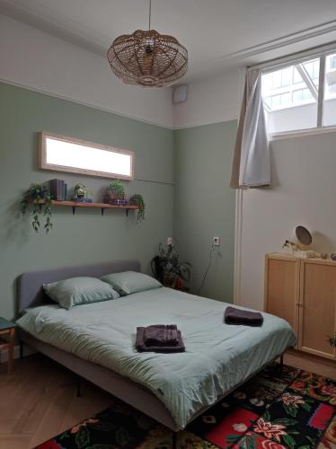 a bedroom with a large bed in a room at Sfeervolle kamer in historisch Dordrecht vlakbij centraal station in Dordrecht