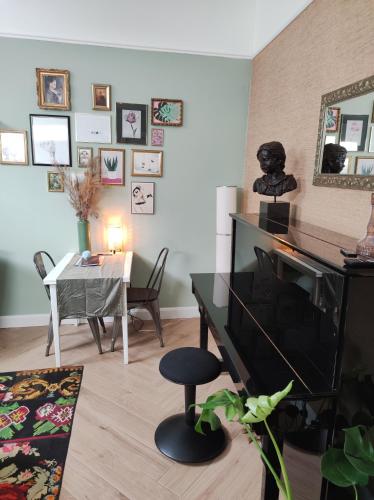 a living room with a television and a table with a chair at Sfeervolle kamer in historisch Dordrecht vlakbij centraal station in Dordrecht