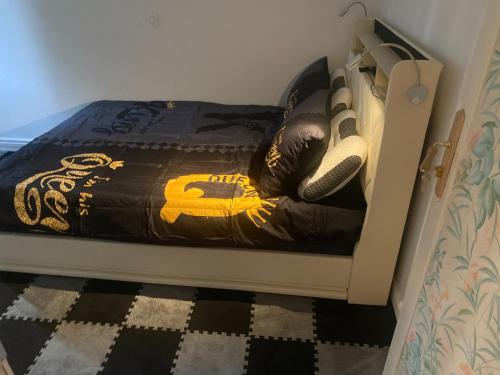Katil atau katil-katil dalam bilik di Chambre Privee ORY à coté de l'Aeroport de Paris Orly dans un appartement