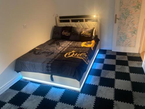Katil atau katil-katil dalam bilik di Chambre Privee ORY à coté de l'Aeroport de Paris Orly dans un appartement
