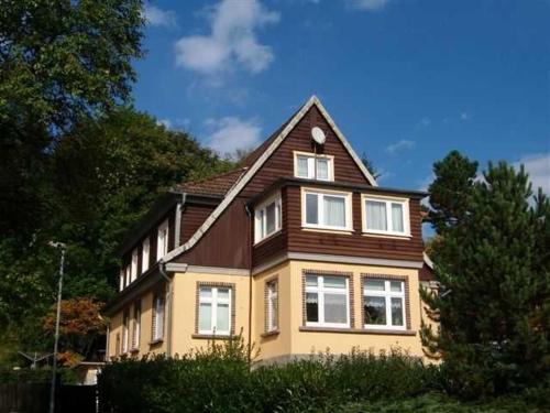 a large brown and tan house with a gambrel at Haus "Belvidere" in Elend