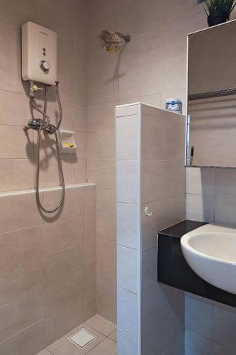 Ένα μπάνιο στο Tropics Condo