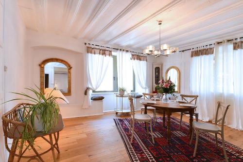 une salle à manger avec une table et des chaises dans l'établissement Charmante maison familiale sur la Route des Vins d'Alsace, à Orschwihr