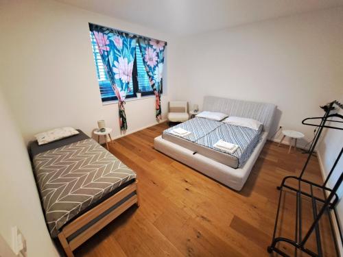 une chambre avec deux lits et une fenêtre dans l'établissement Mezenin Solis, à Koper