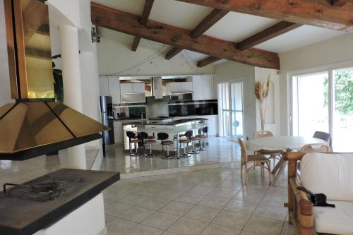 une cuisine et une salle à manger avec une table et des chaises dans l'établissement Maison dans le payage de Pagnol Aubagne France, à La Celle-sous-Gouzon