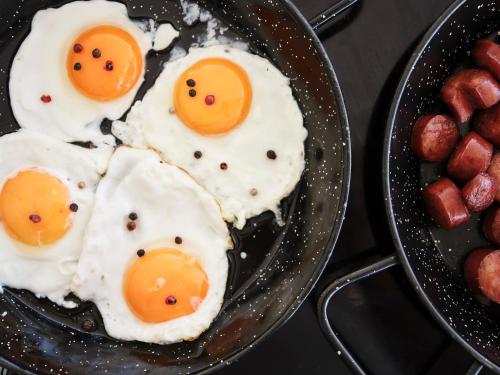 Gastouri奥罗斯海滩度假酒店的一口煎锅里盛满了鸡蛋和香肠