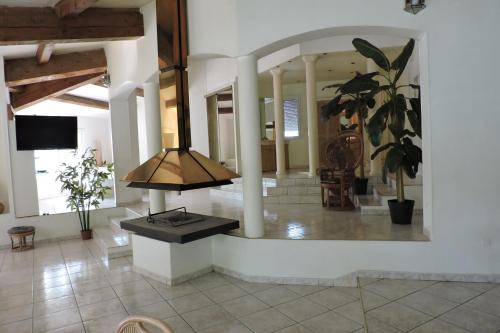 - un salon avec une cuisinière au milieu dans l'établissement Maison dans le payage de Pagnol Aubagne France, à La Celle-sous-Gouzon