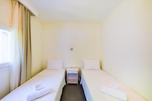 Ένα ή περισσότερα κρεβάτια σε δωμάτιο στο La Moda Beach Hotel