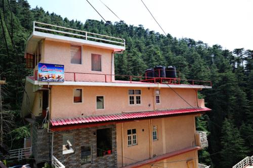 Μπαλκόνι ή βεράντα στο Decent BnB Shimla !! Private Balcony rooms !! Pine Tree View !! 3 BHK Apartments