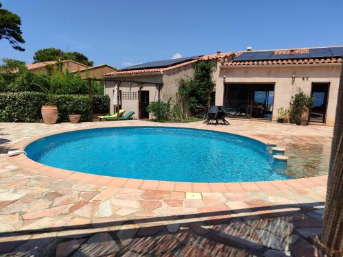 une piscine devant une maison dans l'établissement Maison presqu'île de Giens, à Hyères