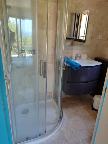 une salle de bain avec douche et lavabo dans l'établissement Maison presqu'île de Giens, à Hyères