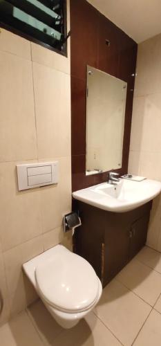 a bathroom with a toilet and a sink at Hotel Shiny Villa in Rānchī