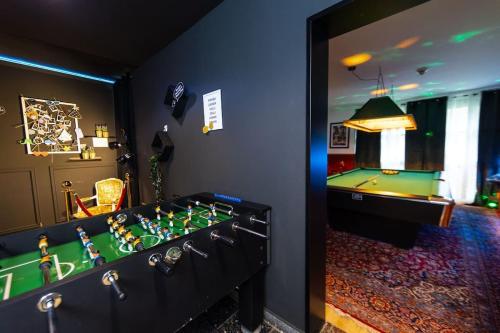 a room with a pool table and a room with a mirror at Rheinsteig Chalét Bendorf in Bendorf