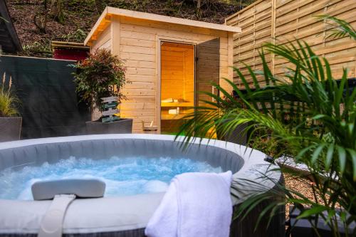 a jacuzziificialificialificialificialificialificialificialificialificialificialificial at Rheinsteig Chalét Bendorf in Bendorf