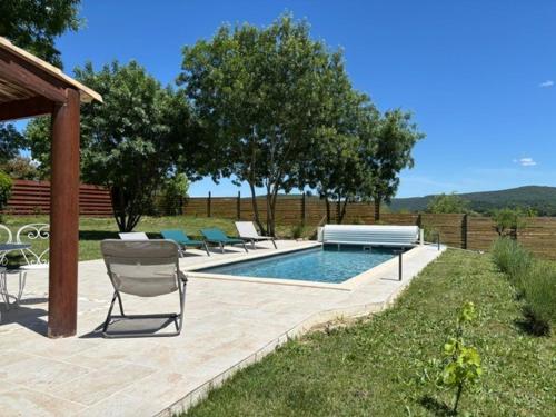 un patio avec des chaises et une piscine dans l'établissement Gîte du mas du Belbuis, à Rochegude