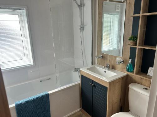 Bilik mandi di Olive Lodge Benllech