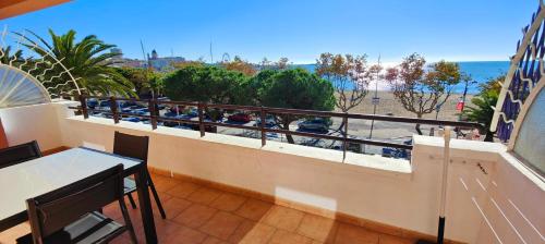 un balcon avec une table et une vue sur l'océan dans l'établissement Nice T2 with terrace by the sea, à Fréjus