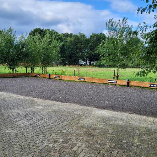 Taman di luar 't Koenenhoesie