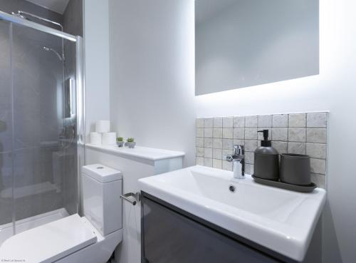 Phòng tắm tại Bell House Oxford - The Punt