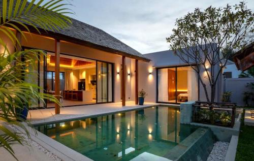 une piscine devant une villa dans l'établissement Bougainvillea Luxury Pool Villas, à Ban Pak Lak