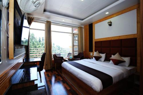 Ένα ή περισσότερα κρεβάτια σε δωμάτιο στο Decent BnB Shimla !! Private Balcony rooms !! Pine Tree View !! 3 BHK Apartments